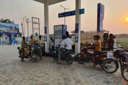 Brahmabarada petrol pump queues in Jajpur as people wait for fuel despite government assurances
