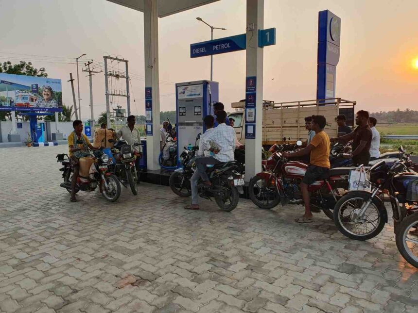 Brahmabarada petrol pump queues in Jajpur as people wait for fuel despite government assurances